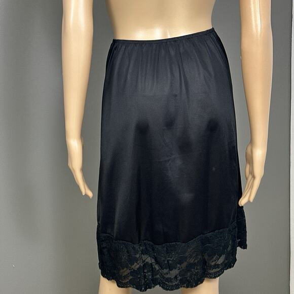 Vintage Charmode Half Slip Medium Black Nylon Wide Lace Appliques Pillow Tab USA - Picture 4 of 7